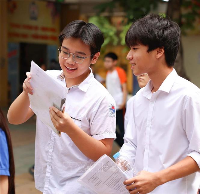 Thí sinh tự tin, phấn khởi hoàn thành môn thi đầu tiên tại điểm thi Trường THPT Trần Nhân Tông. Ảnh: Thanh Tùng - TTXVN